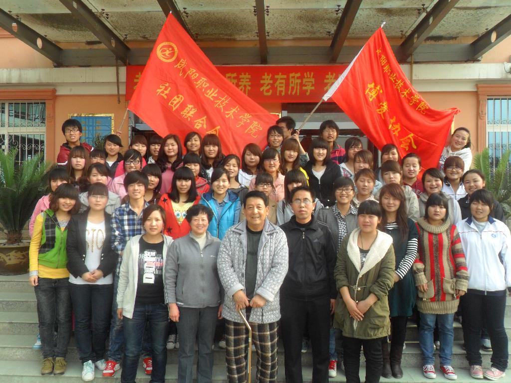 与工作人员合影